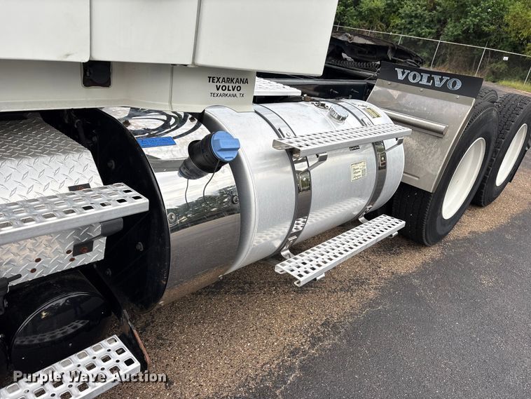 image for item ET7066 2020 Volvo VN semi truck