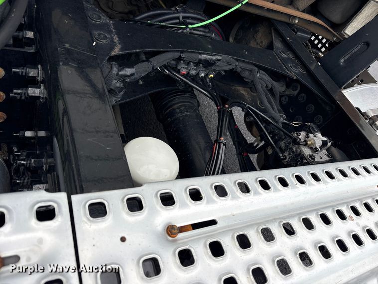 image for item ET7066 2020 Volvo VN semi truck