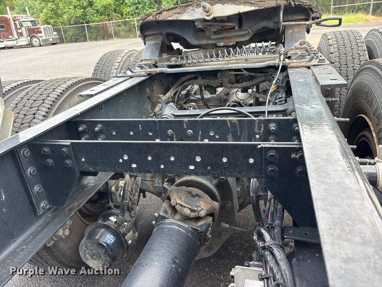 image for item ET7066 2020 Volvo VN semi truck