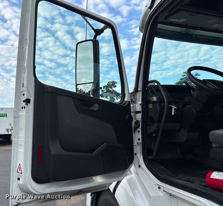 image for item ET7066 2020 Volvo VN semi truck