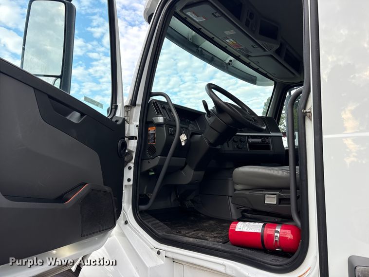 image for item ET7066 2020 Volvo VN semi truck