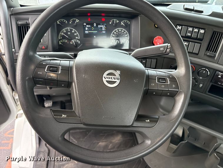 image for item ET7066 2020 Volvo VN semi truck