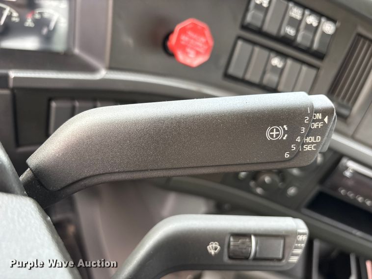 image for item ET7066 2020 Volvo VN semi truck