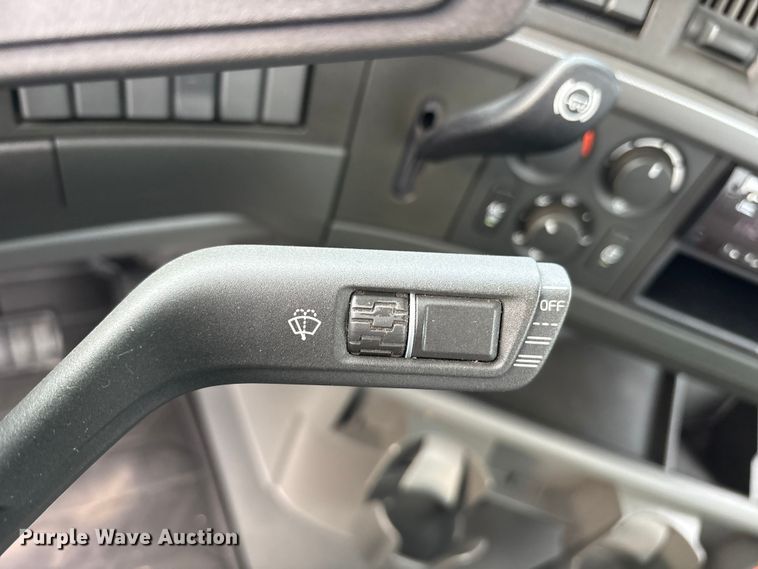 image for item ET7066 2020 Volvo VN semi truck