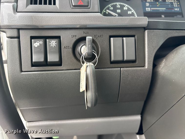 image for item ET7066 2020 Volvo VN semi truck