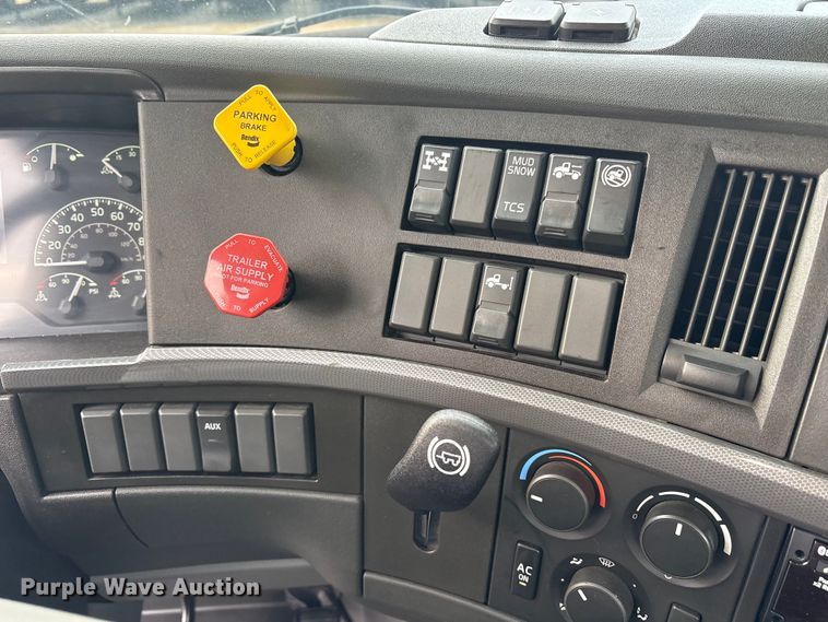 image for item ET7066 2020 Volvo VN semi truck