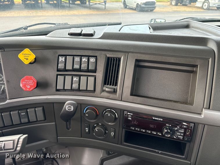 image for item ET7066 2020 Volvo VN semi truck