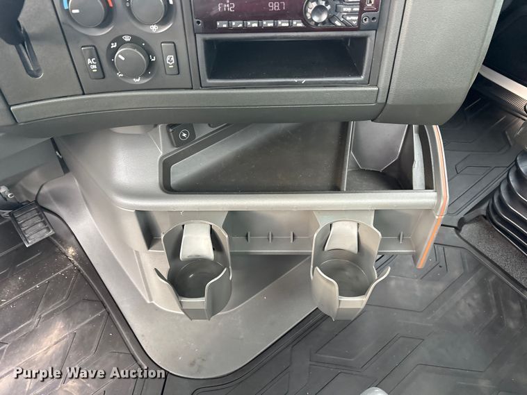 image for item ET7066 2020 Volvo VN semi truck