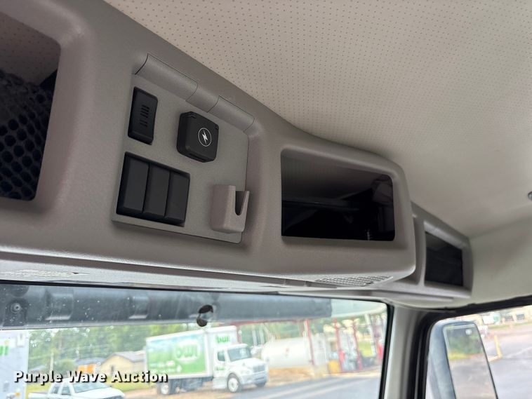 image for item ET7066 2020 Volvo VN semi truck