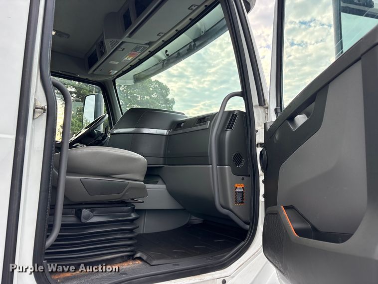 image for item ET7066 2020 Volvo VN semi truck