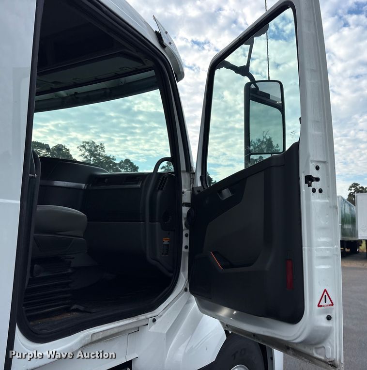 image for item ET7066 2020 Volvo VN semi truck