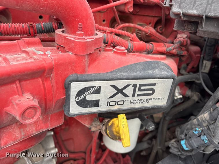 image for item ET7066 2020 Volvo VN semi truck