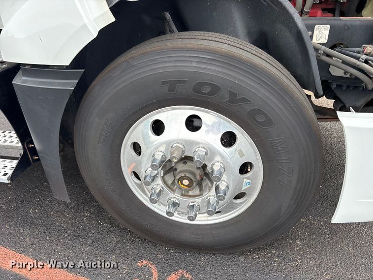 image for item ET7066 2020 Volvo VN semi truck