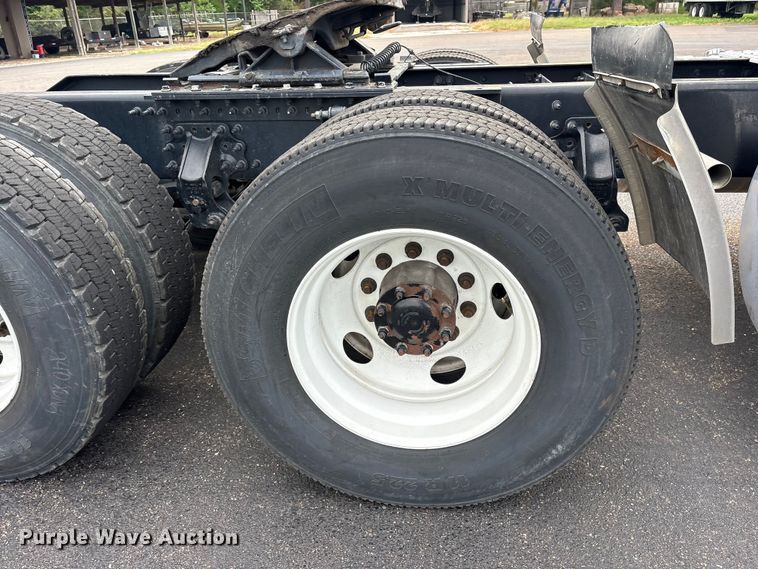 image for item ET7066 2020 Volvo VN semi truck