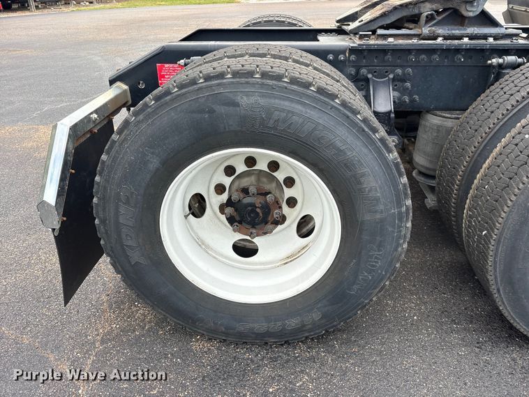 image for item ET7066 2020 Volvo VN semi truck