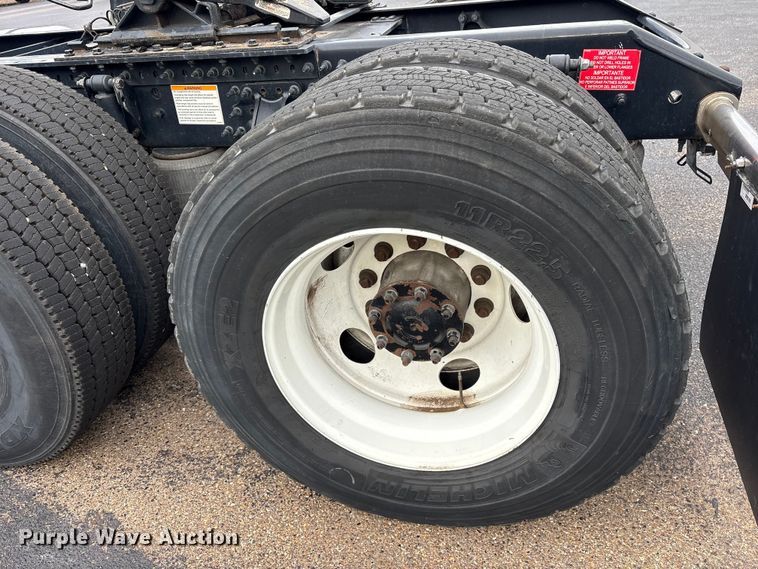 image for item ET7066 2020 Volvo VN semi truck