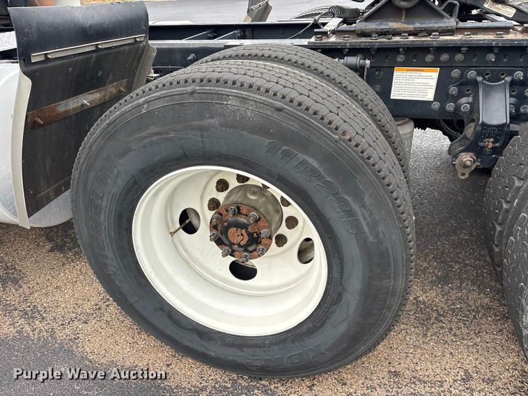 image for item ET7066 2020 Volvo VN semi truck