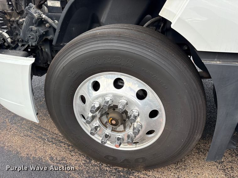 image for item ET7066 2020 Volvo VN semi truck