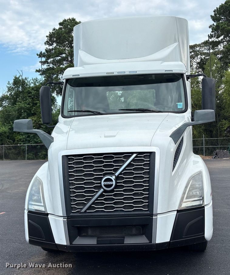 image for item ET7067 2020 Volvo Truck VN semi truck
