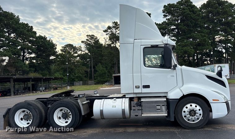 image for item ET7067 2020 Volvo Truck VN semi truck