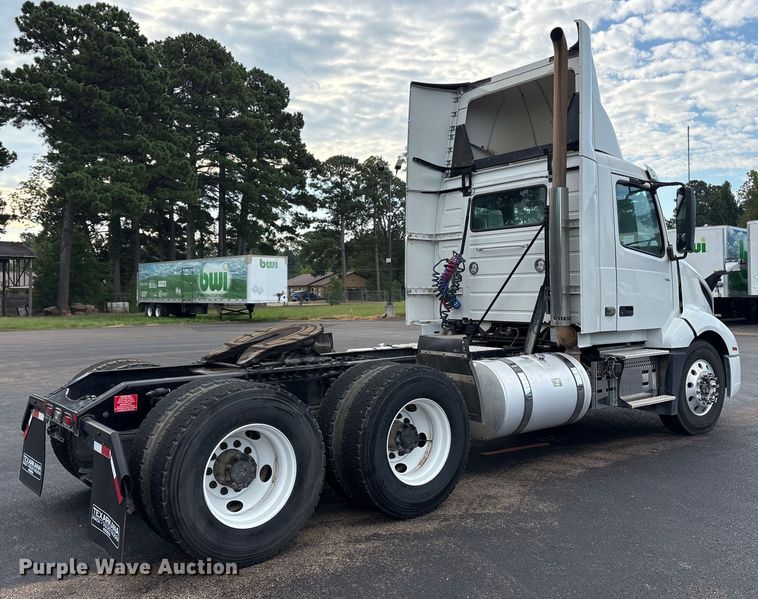 image for item ET7067 2020 Volvo Truck VN semi truck