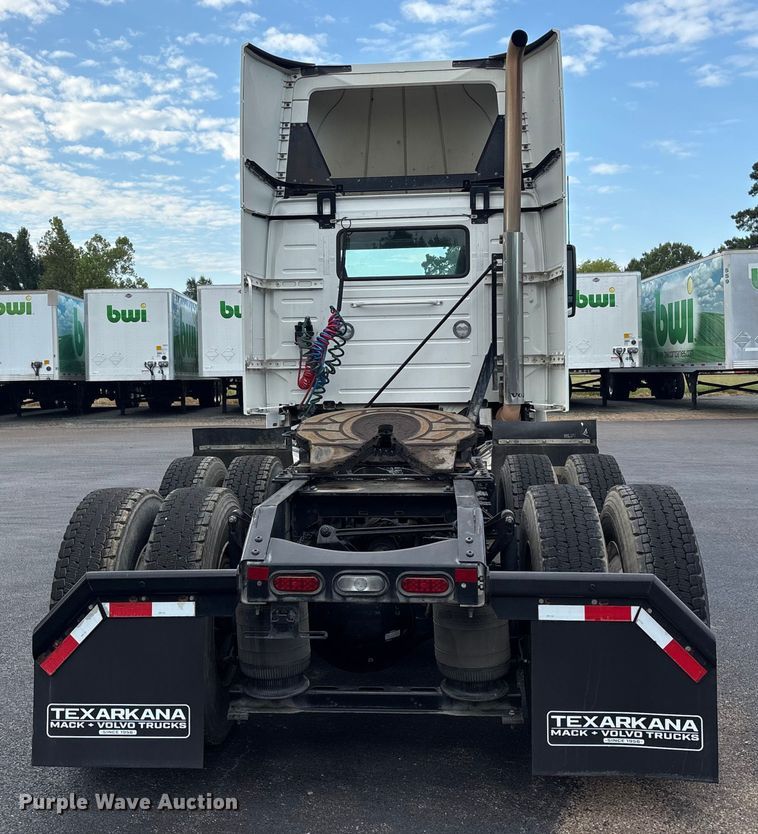 image for item ET7067 2020 Volvo Truck VN semi truck