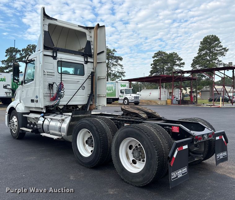 image for item ET7067 2020 Volvo Truck VN semi truck