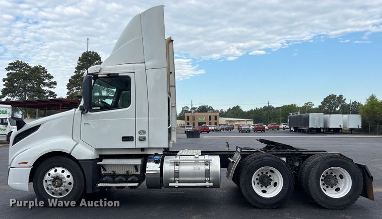 image for item ET7067 2020 Volvo Truck VN semi truck