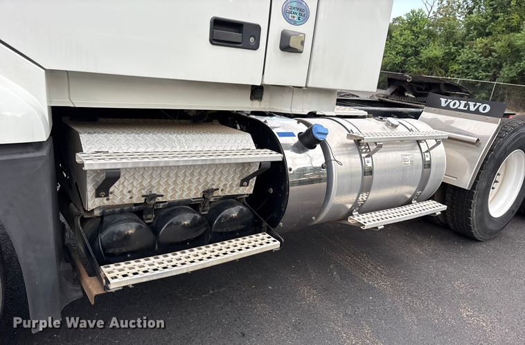 image for item ET7067 2020 Volvo Truck VN semi truck