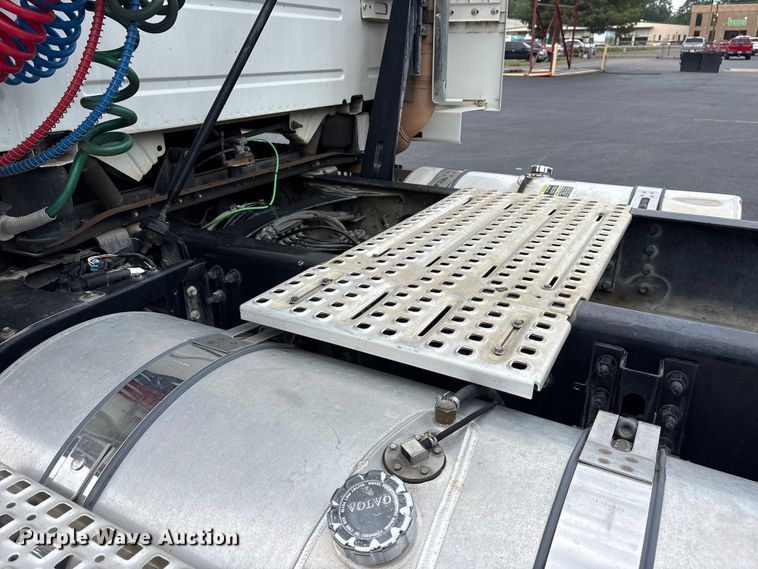 image for item ET7067 2020 Volvo Truck VN semi truck