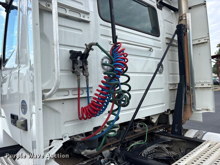 image for item ET7067 2020 Volvo Truck VN semi truck