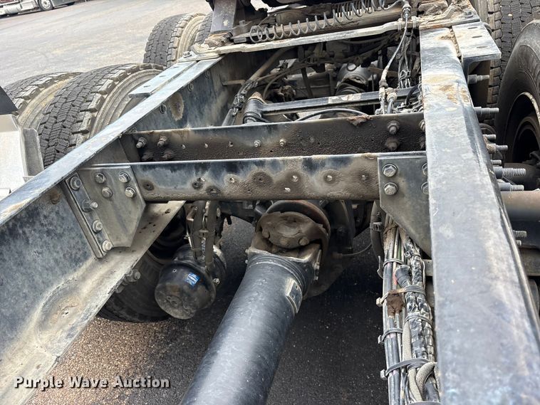 image for item ET7067 2020 Volvo Truck VN semi truck