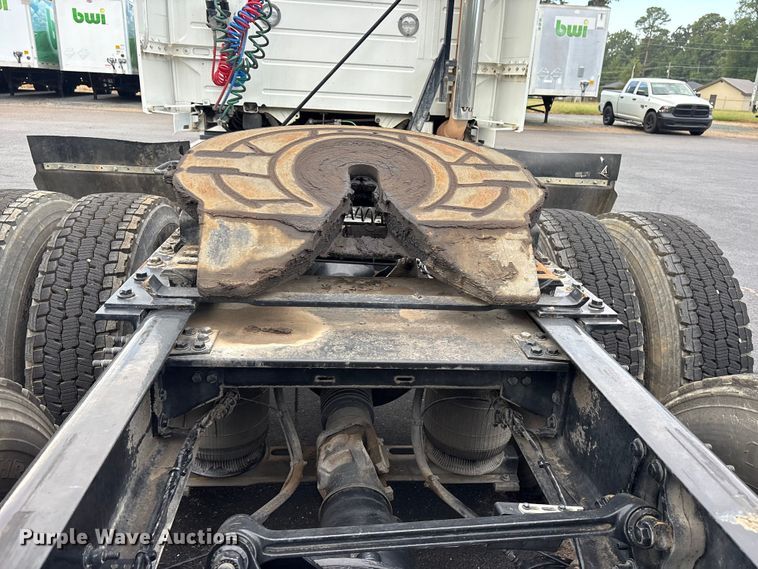 image for item ET7067 2020 Volvo Truck VN semi truck