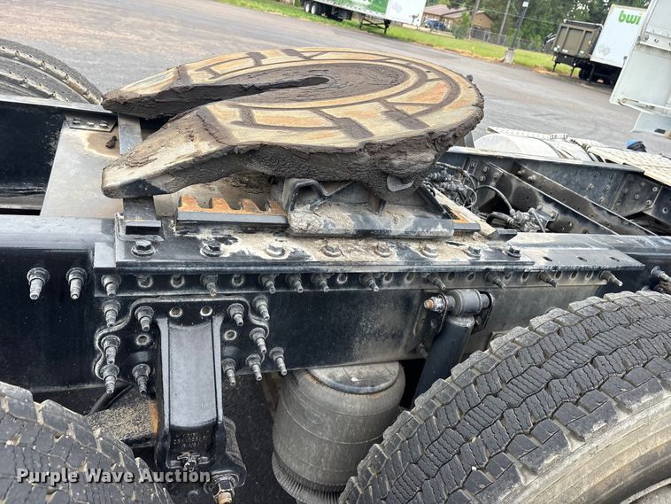 image for item ET7067 2020 Volvo Truck VN semi truck