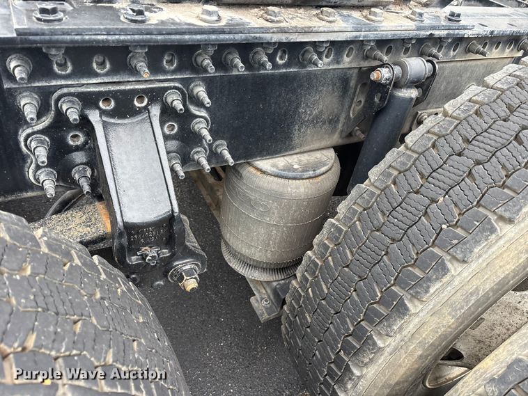 image for item ET7067 2020 Volvo Truck VN semi truck