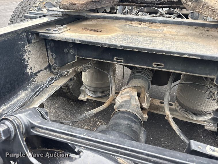 image for item ET7067 2020 Volvo Truck VN semi truck