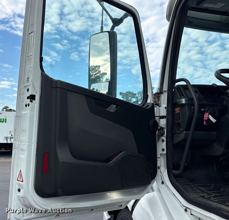 image for item ET7067 2020 Volvo Truck VN semi truck