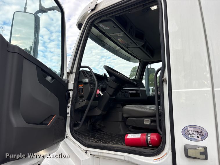 image for item ET7067 2020 Volvo Truck VN semi truck