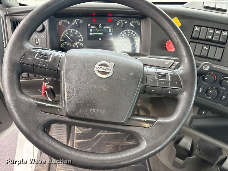 image for item ET7067 2020 Volvo Truck VN semi truck