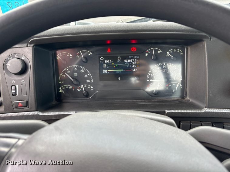 image for item ET7067 2020 Volvo Truck VN semi truck