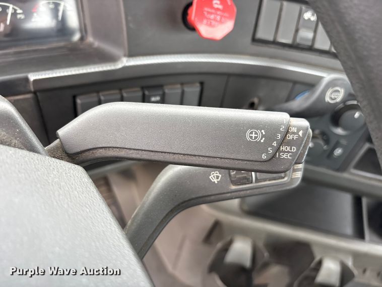 image for item ET7067 2020 Volvo Truck VN semi truck