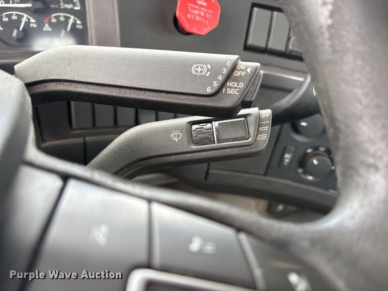 image for item ET7067 2020 Volvo Truck VN semi truck