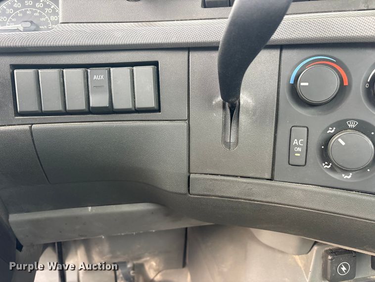 image for item ET7067 2020 Volvo Truck VN semi truck