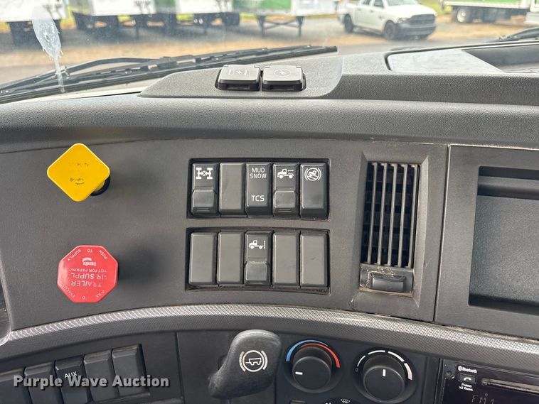 image for item ET7067 2020 Volvo Truck VN semi truck