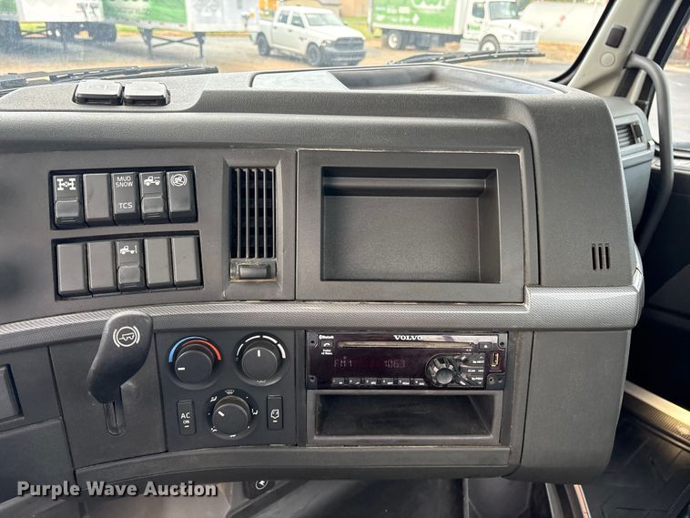 image for item ET7067 2020 Volvo Truck VN semi truck