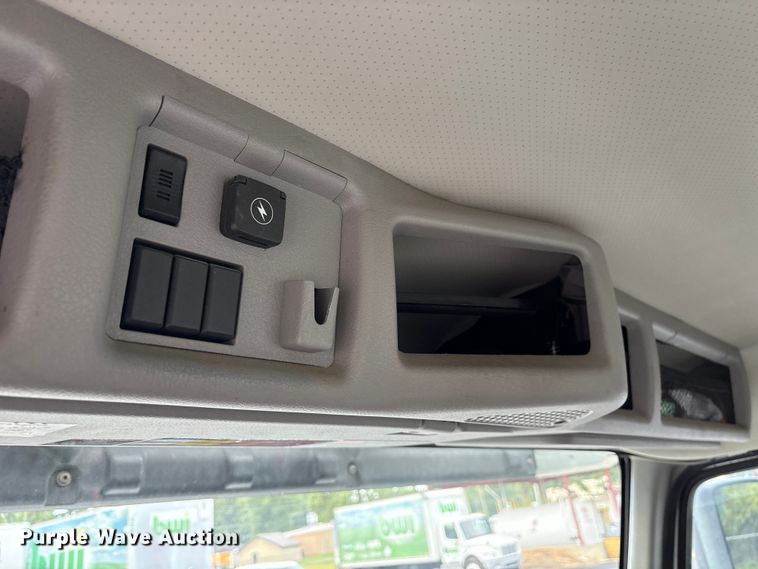 image for item ET7067 2020 Volvo Truck VN semi truck