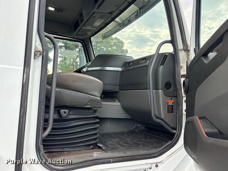 image for item ET7067 2020 Volvo Truck VN semi truck