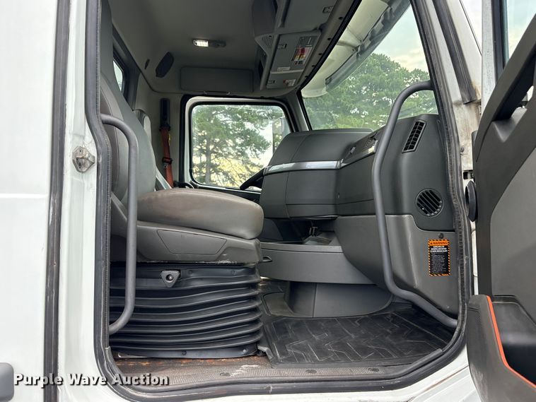 image for item ET7067 2020 Volvo Truck VN semi truck