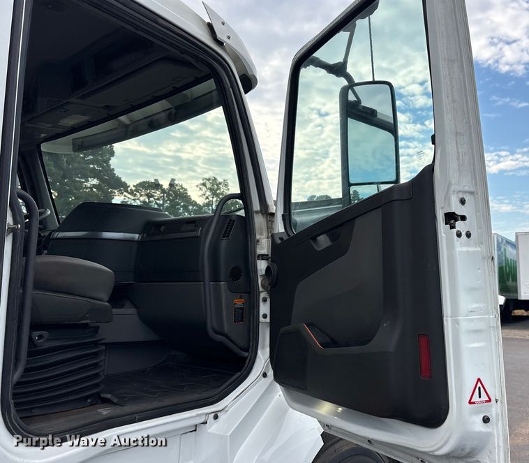 image for item ET7067 2020 Volvo Truck VN semi truck
