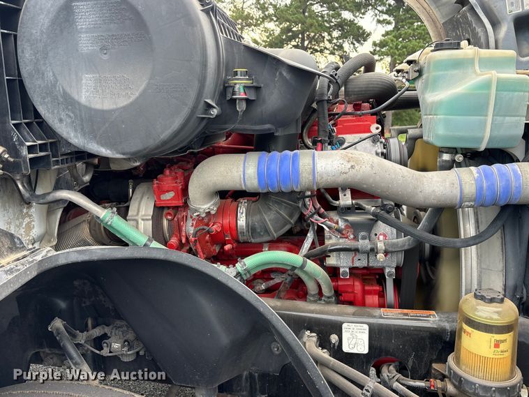 image for item ET7067 2020 Volvo Truck VN semi truck